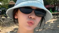 Frecklesnya terlihat, Richelle Skornicki tetap cantik. Tampil santai dengan baju kaus putih dan bucket hat warna putih, penampilan Richelle tetap stylish. Kacamata hitam yang dikenakannya, mendukung penampilannya jadi makin menarik. Sejak kemunculannya di industri hiburan, Richelle yang tak kalah memesona dari Sandrinna langsung mencuri perhatian. (Liputan6.com/IG/@soursallyyyuu)