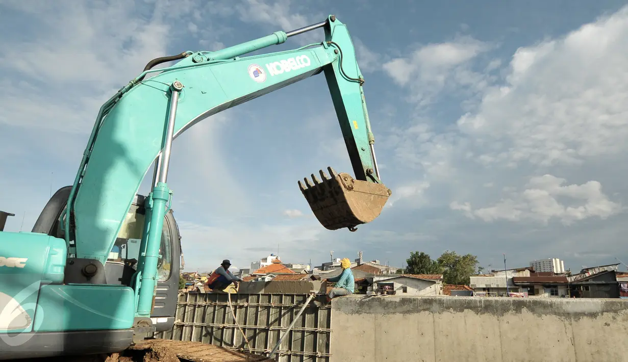 Pekerja dibantu alat berat melakukan pengecoran site pile normalisasi kali Ciliwung, Jakarta, Jumat (13/1). Meski warga Bukit Duri memenangkan gugatan di PTUN Jaksel, proyek normalisasi sungai Ciliwung tetap berlanjut. (Liputan6.com/Yoppy Renato)