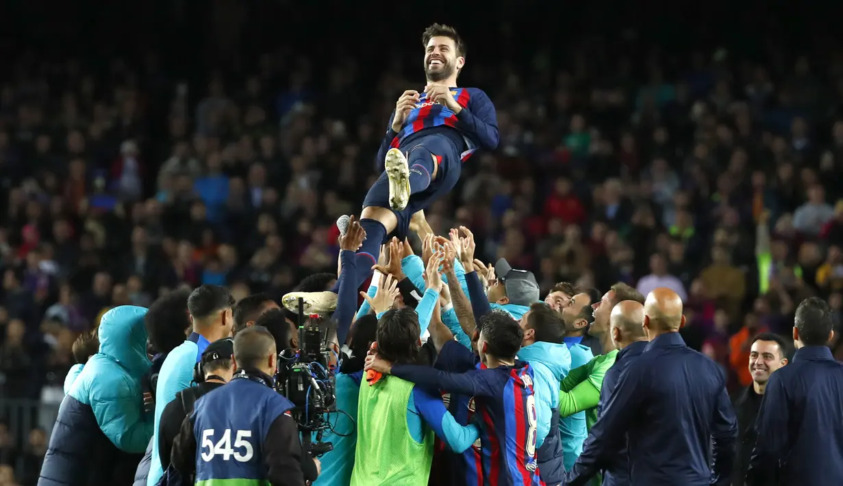 Dengan kemenangan tersebut, Barcelona berhasil memuncaki klasemen sementara Liga Spanyol musim 2022/2023 dengan mengoleksi 34 poin. Gerard Pique dkk berhasil menggusur rival abadi mereka Real Madrid yang belum bertanding di pekan ke-13 dan sementara mengoleksi 32 poin. (AP/Joan Monfort)