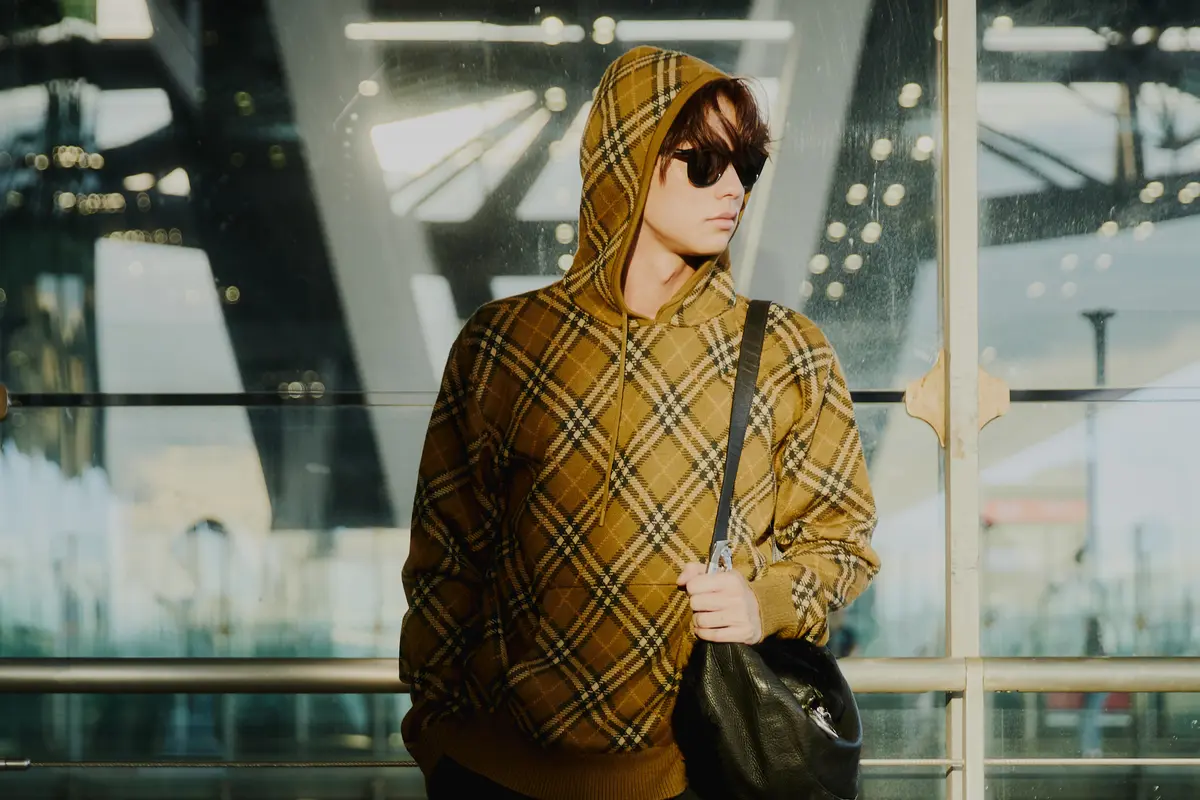 Potret Bright Vachirawit Tampil Memukau Serba Burberry di Suvarnabhumi Airport Menuju Jakarta