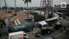 Petugas Satpol PP berjaga di trotoar Jalan Stasiun Senen, Pasar Senen, Jakarta, Rabu (11/12/2019). Pemerintah Kota Jakarta Pusat mengerahkan sekitar 500 petugas tim gabungan untuk menjaga kawasan tersebut agar pedagang kaki lima (PKL) tidak kembali berjualan. (Liputan6.com/Faizal Fanani)