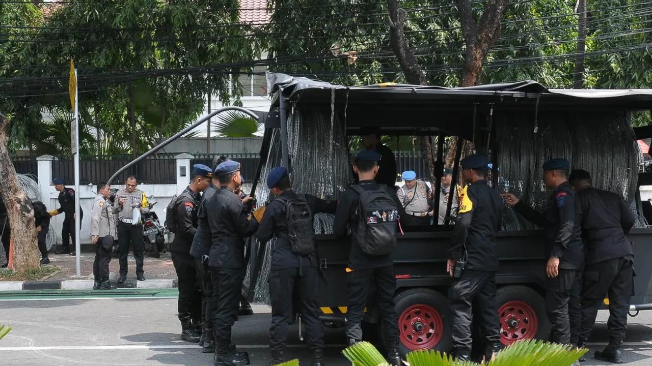 Menjelang pengundian nomor urut capres 2024, polisi melakukan pemasangan kawat berduri bareil di sekitar Kantor Komisi Pemilihan Umum (KPU), Jakarta, Senin (13/11/2023).