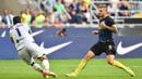 Pemain Inter Milan, Mauro Icardi (kanan) mencoba mengelabui kiper Bologna, Angelo Da Costa pada lanjutan Serie A Italia di Stadion Giuseppe Meazza, Milan, (25/9/2016). (AFP/ Giuseppe Cacace)