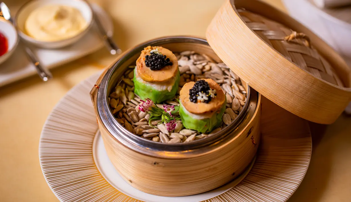 <p>Kita dapat menikmati aneka sajian tersebut dalam bentuk set menu Lo Hei Lunch atau Lo Hei Dinner. Dimulai dari harga IDR 988,000++ per person hingga IDR 1,288,000++ per person. Tersedia juga House Wine, Sparkling Wine, Beers, Batavia Mary, Signature Cocktails yang menjadi padanan tepat. / Foto dok St. Regis Jakarta.</p>