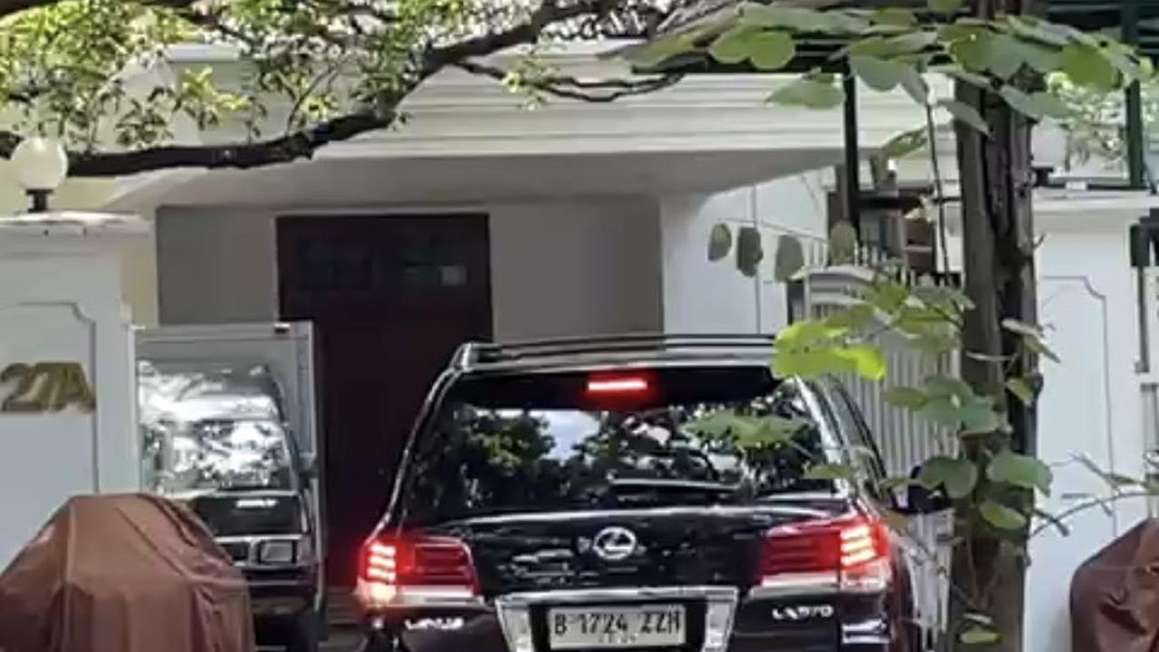 Mobil Sekjen PDIP Hasto Kristiyanto yang hilir mudik di kediaman Ketua Umum PDI Perjuangan (PDIP) Megawati Soekarnoputri di Jalan Teuku Umar, Menteng, Jakarta Pusat. (Radityo).