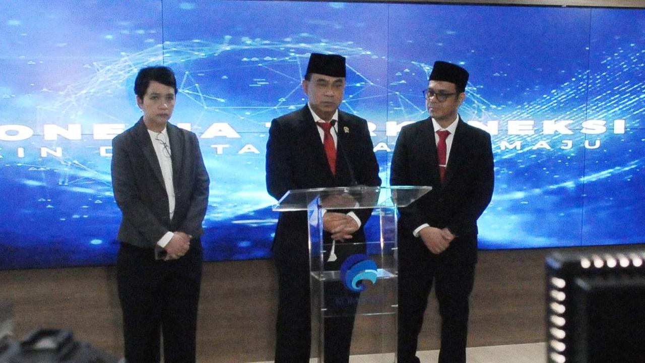 Saat memberi keterangan pers, Menteri Komunikasi dan Informatika (Menkominfo) yang baru Budi Arie Setiadi tampak didampingi Nezar Patria selaku Wakil Menteri Komunikasi dan Informatika (Wamenkominfo) usai melakukan Sertijab di Gedung Kementerian Kominfo, 
