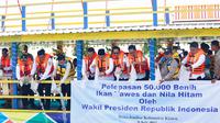 Gubernur Jawa Tengah dampingi Wapres dalam pelepasan 50.000 benih ikan di Rowo Jombor. (c) Istimewa