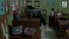 Memasuki awal tahun ajaran baru, tradisi berebut bangku masih terjadi, di Bogor, Jawa Barat. Mereka percaya rebutan kursi paling depan dipercaya akan mempengaruhi semangat belajar anak.