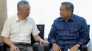 PM Singapura, Lee Hsien Loong berbincang dengan Presiden ke enam RI, Susilo Bambang Yudhoyono saat rombongan menjenguk Ani Yudhoyono yang tengah dirawat intensif di National University Hospital, Singapura, Jumat (15/2). (Liputan6.com/HO/Anung Anandito)