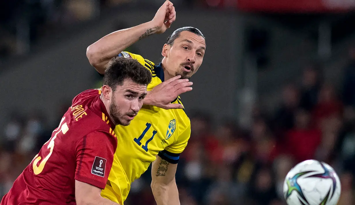 Spanyol pun akhirnya memiliki peluang matang di pertengahan babak kedua melalui Aymeric Laporte. Sayang, tembakannya dari luar kotak penalti masih terlalu lemah dan mudah diantisipasi Robin Olsen. (AFP/Jorge Guerrero)