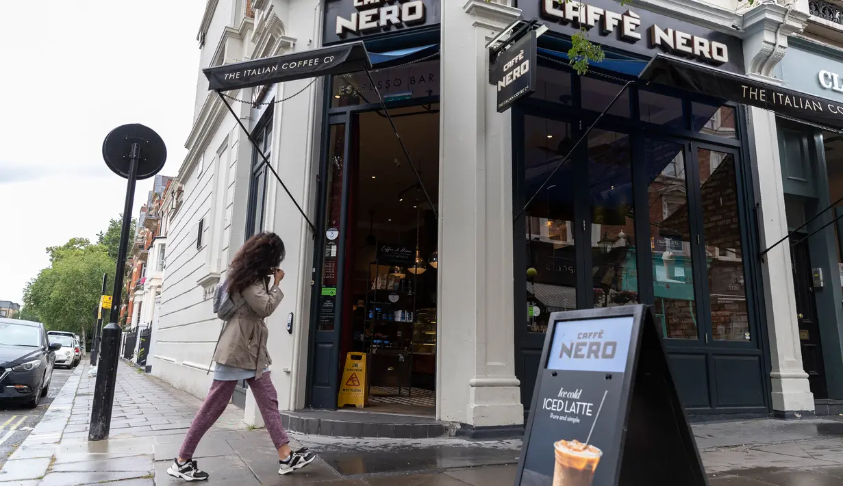 Seorang wanita melewati Caffe Nero yang dibuka kembali untuk layanan dibawa pulang (takeaway) di Maida Vale di London, Inggris (10/6/2020). Beberapa kedai kopi di Inggris telah dibuka kembali untuk pengiriman atau layanan takeaway dengan mengikuti aturan jaga jarak sosial. (Xinhua/Han Yan)