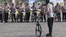 Personel kepolisian berfoto bersama saat mengikuti kegiatan Sepeda Nusantara 2018 di kawasan Monas, Jakarta, Kamis (9/8). Sejumlah pejabat hadir memeriahkan gowes bareng dalam rangka menyambut Asian Games 2018. (Liputan6.com/Immanuel Antonius)