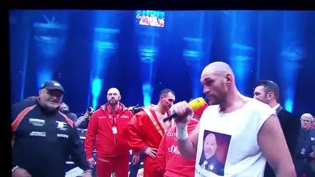 Tyson Fury juara dunia kelas berat versi WBO, IBO dan WBA adalah pendukung setia Manchester United. Selain itu, ia gemar bernyanyi seperti yang dilakukannya usai mengalahkan Wladimir Klitschko beberapa pekan lalu.