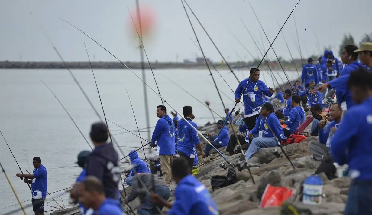 Peserta saat mengambil bagian dalam kompetisi memancing di pantai Banda Aceh (24/11/2019). Sebanyak 1.024 pemancing ikut memeriahkan Banda Aceh Fishing Tournament 2019. (AFP Photo/Chaideer Mahyuddin)