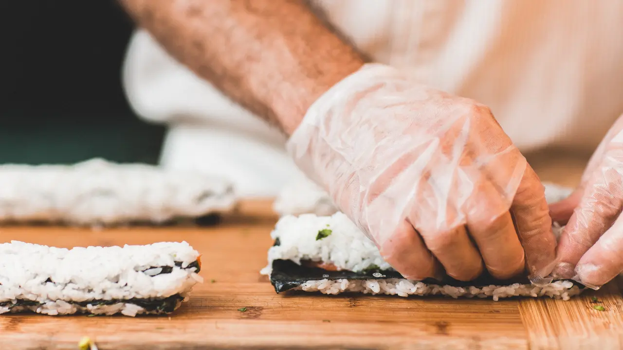 Trik Jitu Menggulung Sushi Agar Tidak Berantakan