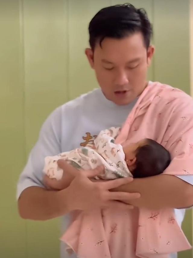 Denny Sumargo timang bayi (Instagram/sumargodenny)