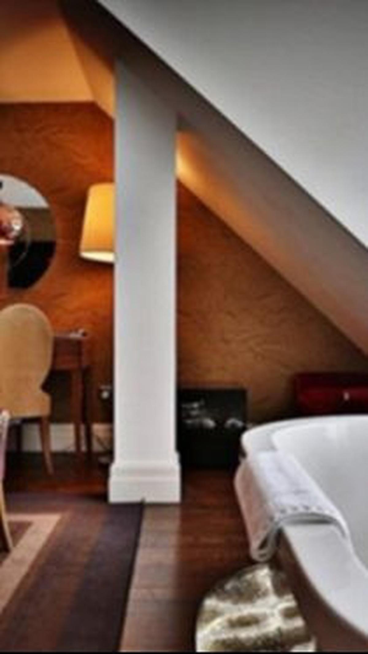 Desain Kamar Mandi Mediterania Terhubung dengan Kamar<br>