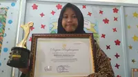 Rahmadita Januariska Assa gadis penyandang disabilitas tuna rungu asal Cirebon berhasil mendapat juara 3 disain grafis tingkat nasional. Foto (Liputan6.com / Panji Prayitno)