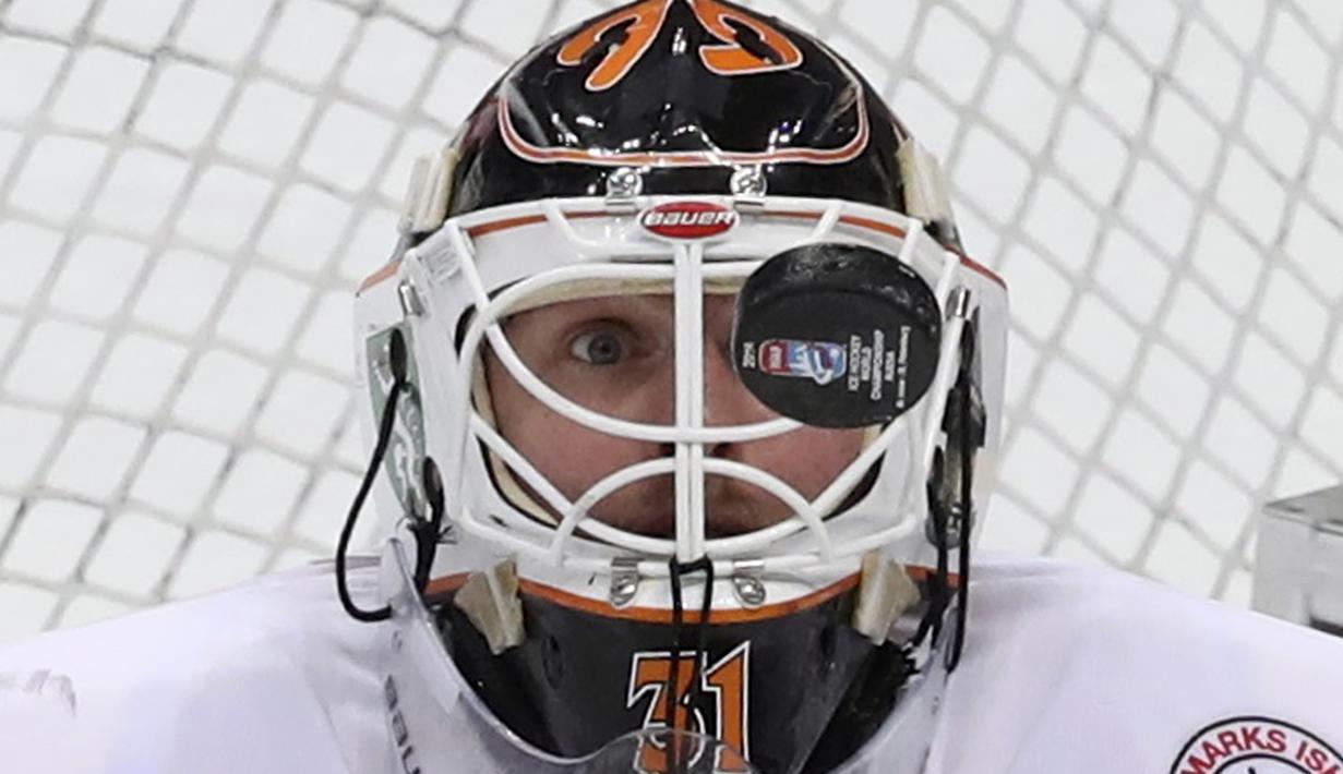 Penjaga gawang Denmark, Sebastian Dahm menghadang hockey puck pada kejuaraan IIHF World Championship 2016, Moscow, Rusia, (15/5/2016). (REUTERS/Grigory Dukor)