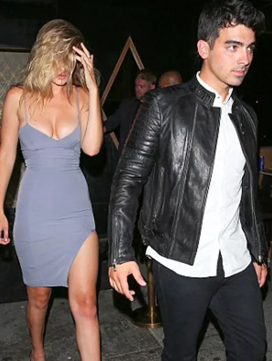 Musisi 26 tahun ini baru saja putus dari model Gigi Hadid beberapa minggu lalu. Namun sepertinya sang mantan kekasih sudah move on dan terlihat sedang bersama penyanyi asal Inggris, Zayn Malik beberapa hari terakhir. (via dailymail.co.uk)