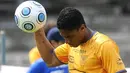 Ecuadorean player Antonio Valencia takes part in a training session in Quito on March 27, 2009. Ecuador will face Brazil in a FIFA World Cup South Africa-2010 qualifier match on March 29, and Paraguay on April 1. AFP PHOTO/Rodrigo Buendia