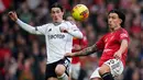 Pemain Manchester United, Lisandro Martinez berebut bola dengan pemain Fulham, Harry Wilson di Old Trafford, Minggu (1/2/2026) malam WIB. (AP Photo/Dave Thompson)