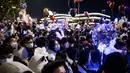 Orang-orang  selama hitung mundur Tahun Baru di Wuhan di provinsi Hubei,  China (1/1/2021). Ribuan orang berdesakan di pusat kota Wuhan untuk menghitung mundur Hari Tahun Baru. (AFP/Noel Celis)