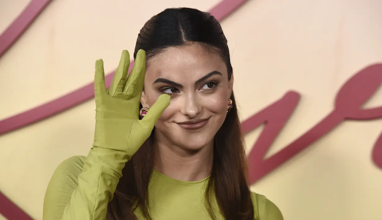 Camila Mendes melambaikan tangan saat berpose di pemutaran perdana film "Do Revenge," di Netflix di Vine TUDUM Theater di Los Angeles, California, Rabu, 14 September 2022. Aktris AS ini menebarkan pesonanya dengan mengenakan beberapa sarung tangan jala hijau yang serasi. (Photo by Jordan Strauss/Invision/AP)