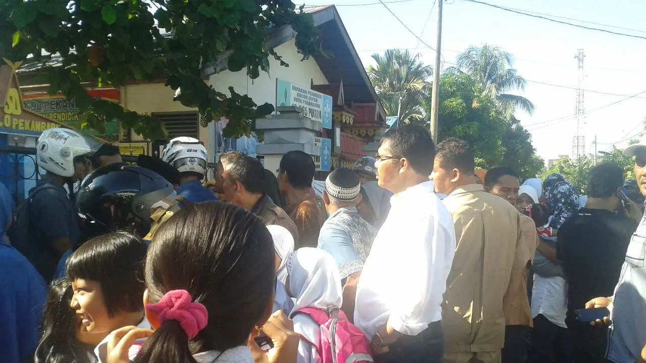 Polisi dan TNI Jaga Sekolah yang Digembok Warga Hingga 3 Hari