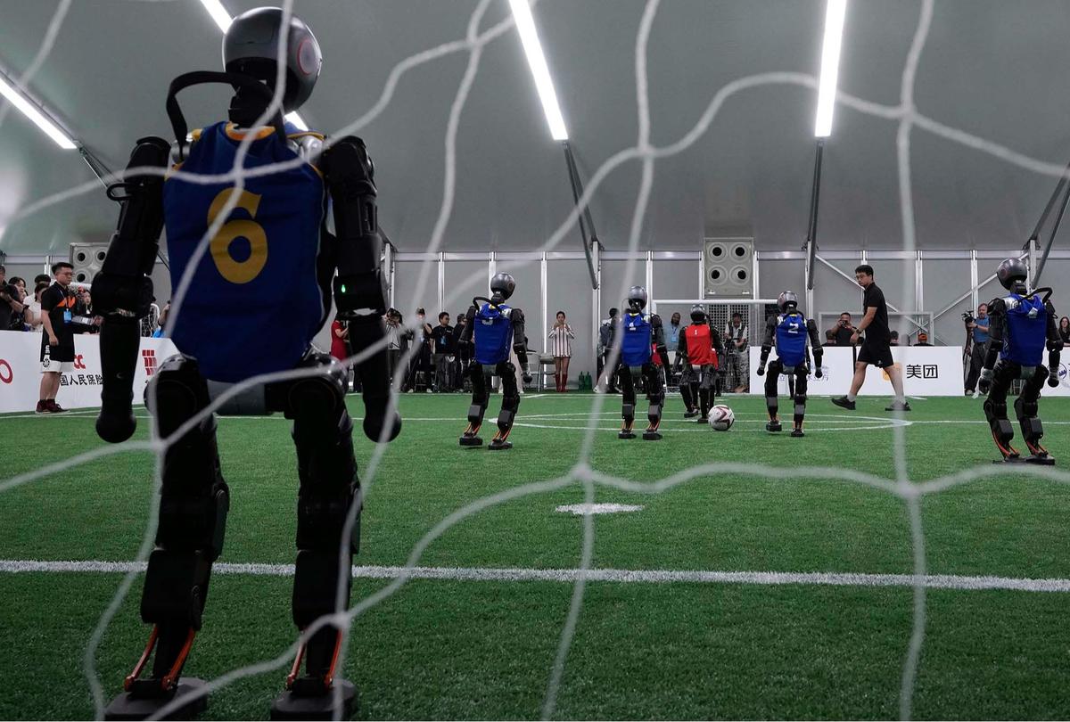 FOTO: Aksi Seru Robot Humanoid Main Bola Jelang World Humanoid Robot Games 2025