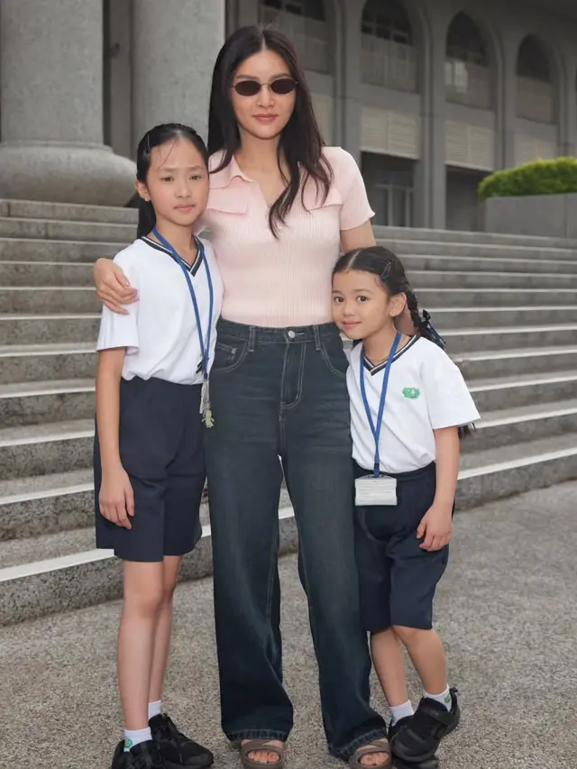 Sarwendah saat antar kedua putrinya di sekolah. [@sarwendah29]