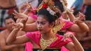 Beberapa penari juga memerankan tokoh-tokoh seperti Rama, Shinta, Rahwana hingga Hanoman. (David GANNON/AFP)