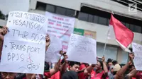 Salah satu spanduk bertuliskan tuntutan saat puluhan mantan karyawan 7-Eleven (Sevel) menggelar demonstrasi di Jakarta, Selasa (26/9). Massa juga menuntut pengembalian BPJS yang telah dipotong dari gaji setiap bulannya. (Liputan6.com/Faizal Fanani)