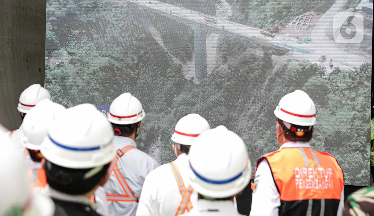 Menteri Koordinator Bidang Kemaritiman dan Investasi Luhut Binsar Panjaitan bersama Duta Besar RRT Lu Kang menyaksikan layar besar saat meninjau Tunnel 6 proyek kereta cepat Jakarta-Bandung di Puwakarta, Jawa Barat, Rabu (30/3/2022). (Liputan6.com/Faizal Fanani)