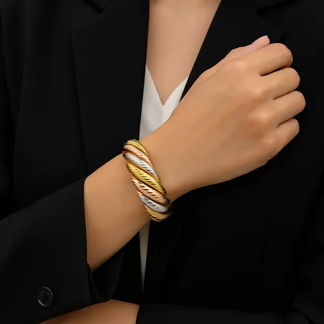 Model Gelang Emas Kadar 750 Twist Kombinasi Tiga Warna untuk Wanita Karier