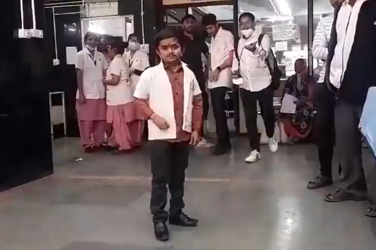 Ganesh Baraiya, dokter terpendek di dunia asal India yang tingginya hanya 1 meter. (X/@DDNewslive)
