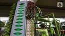 Pekerja dari Dinas Pertamanan dan Hutan Kota DKI Jakarta melakukan perbaikan pada rangka taman vertikal di kawasan Jalan Jenderal Sudirman, Jakarta, Senin (11/3/2024). (Liputan6.com/Angga Yuniar)