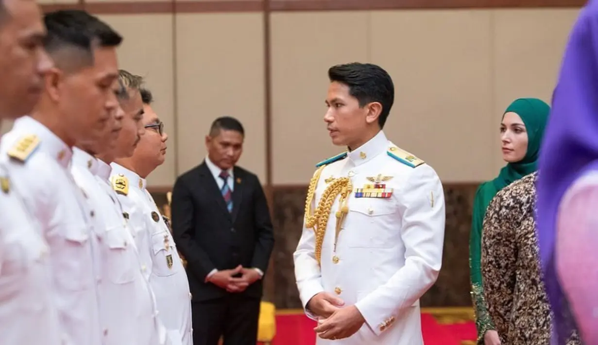 Selain itu, ia juga kenakan mules heels hitam dengan list berlian dari Amina Muaddi yang serasi [@anis.haikk]