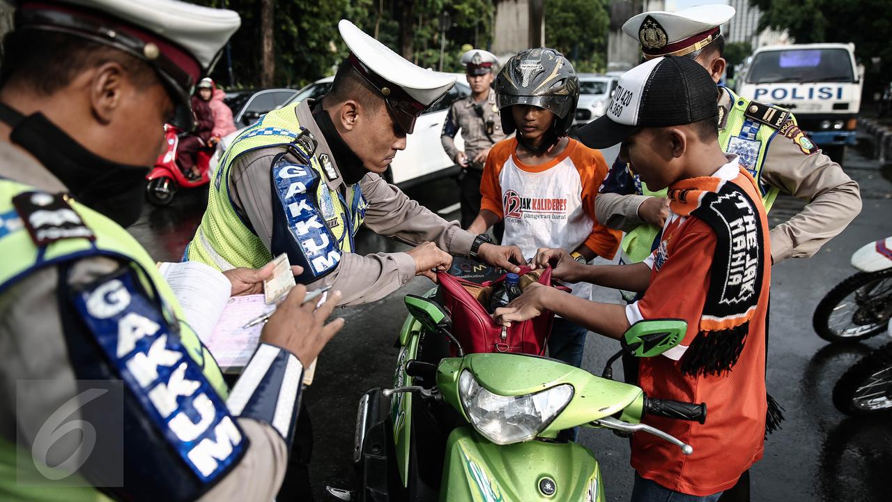 20160508-Jelang Pertandingan, Petugas Kepolisian Merazia Suporter The Jakmania