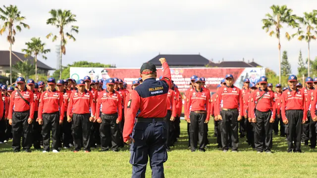 Dirjen Bina Adwil, Safrizal ZA bersama anggota Relawan Pemadam Kebakaran (REDKAR) . (istimewa)