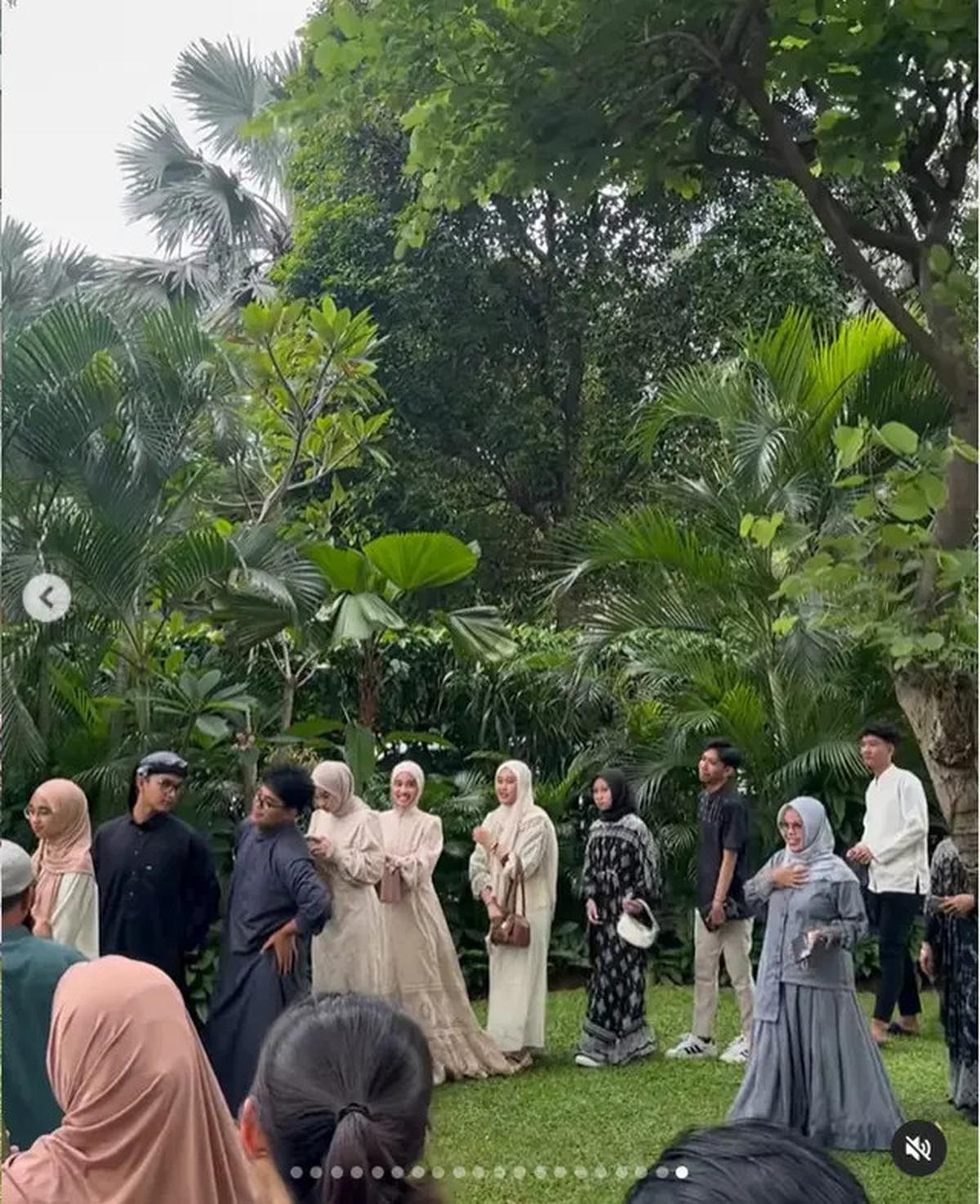 6 Potret Keluarga Nikita Willy Bagi-Bagi THR Lebaran, Sudah Jadi Tradisi Setiap Tahun