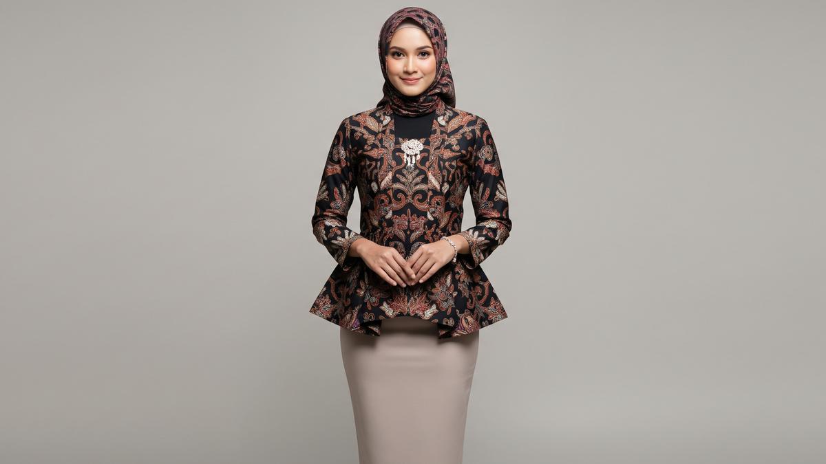 Cara Memilih Warna Rok yang Cocok untuk Atasan Batik Motif Ramai, Biar Tampilan Tetap Seimbang dan Enak Dilihat