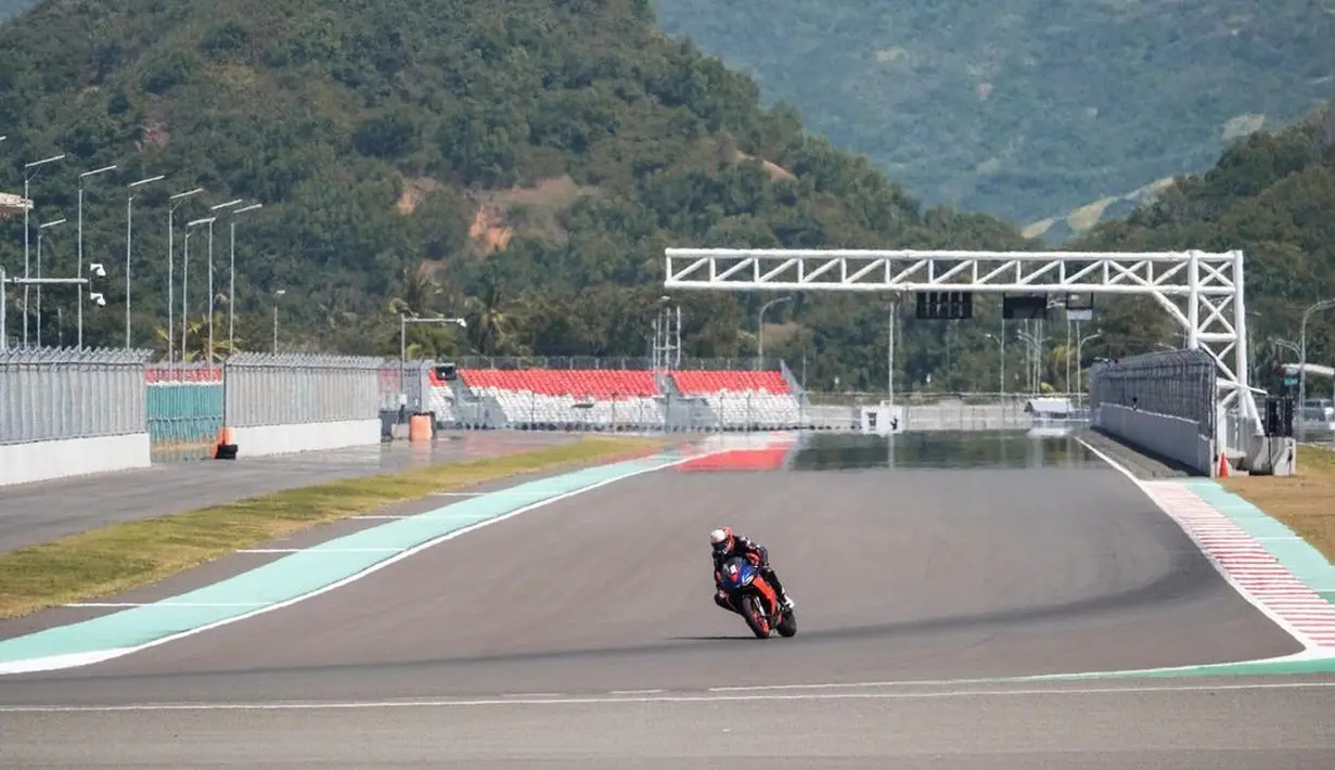 Potret Darius bermanuver di salah satu tikungan di Sirkuit Mandalika. Penampilannya berhasil menarik perhatian. [Instagram/darius_sinathrya]