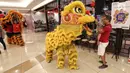 Barongsai berjalan mengelilingi pusat perbelanjaan sambil berintersaksi dengan pengunjung pada perayaan Cap Go Meh di Pluit Village, Jakarta Utara, Jumat (02/3). (Liputan6.com/Fery  Pradolo)