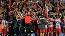 Seluruh pemain beserta official tim Atletico Madrid merayakan kemenangan mereka usai menumbangkan Chelsea 3-1 di laga semifinal kedua Liga Champions, Stamford Bridge, London (1/5/02014). (REUTERS/Toby Melville)
