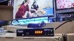 Set Top Box (STB) TV Digital terpasang di salah satu toko kawasan Glodok, Jakarta Barat, Kamis (3/11/2022). Penjualan STB TV Digital mengalami peningkatan hingga 60 persen usai pemerintah melalui Kementerian Komunikasi dan Informasi (Kominfo) secara resmi menghentikan siaran TV Analog atau Analog Switch Off (ASO) Jabodetabek pada 2 November 2022. (merdeka.com/Iqbal S. Nugroho)