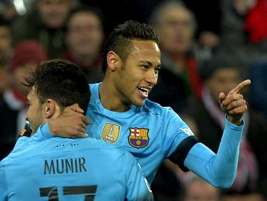 Pemain Barcelona,  Neymar de Silva merayakan gol bersama rekannya saat melawan  Athletic Bilbao pada Leg pertama perempat final Copa Del Rey di Stadion San Mames, Bilbao, Spanyol , Kamis (21/1/2016) dini hari WIB. (REUTERS/Vincent West)