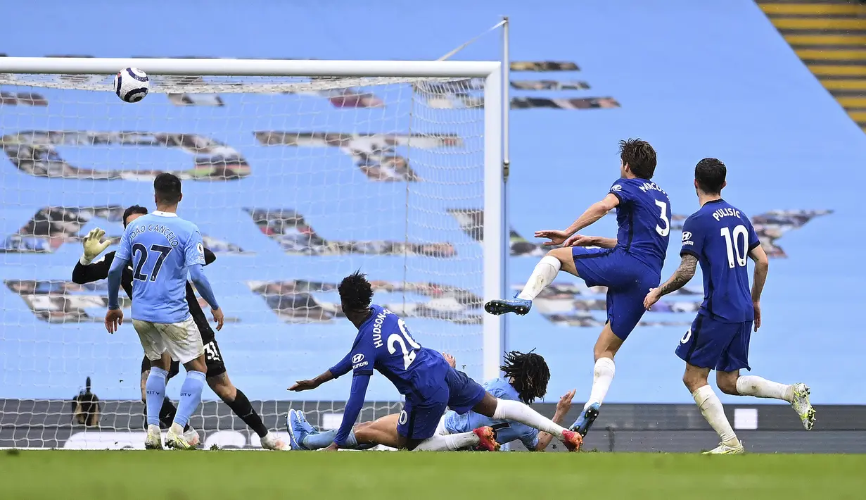 Bek Chelsea, Marcos Alonso saat mencetak gol ke gawang Manchester City pada pertandingan lanjutan Liga Inggris di Stadion Etihad di Manchester, Sabtu (8/5/2021). Chelsea menang atas Man City 2-1. (Laurence Griffiths/Pool via AP)