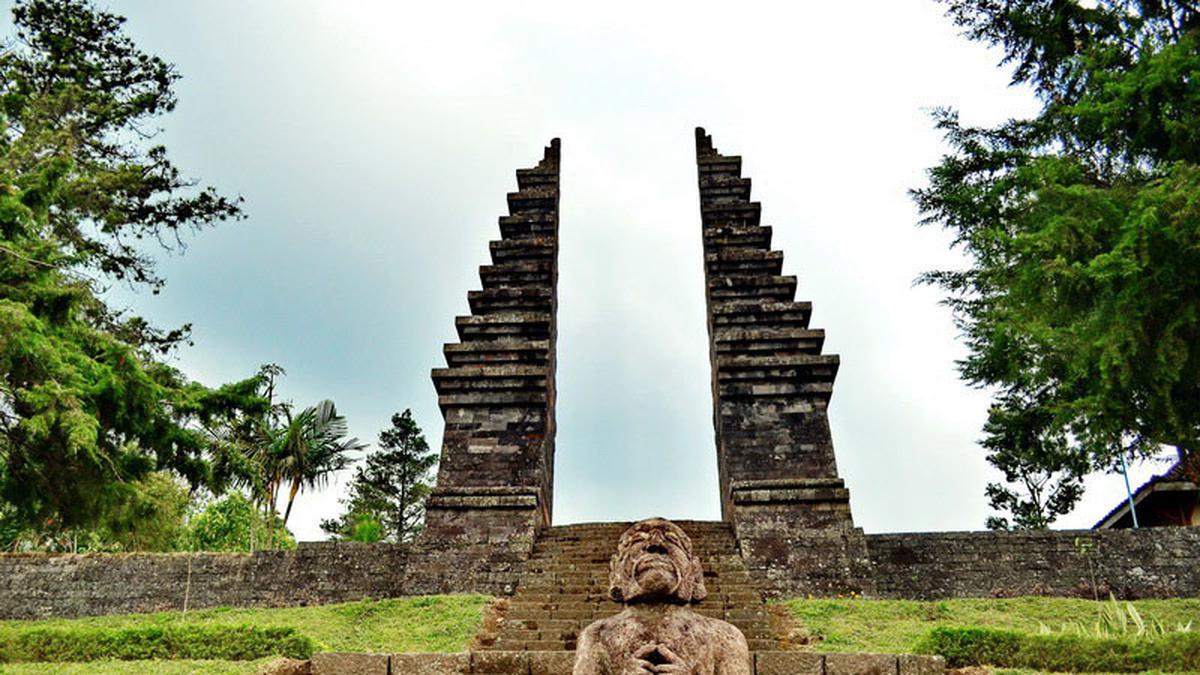 Menyusuri Kisah Candi Cetho, Candi Peninggalan Kerajaan Majapahit
