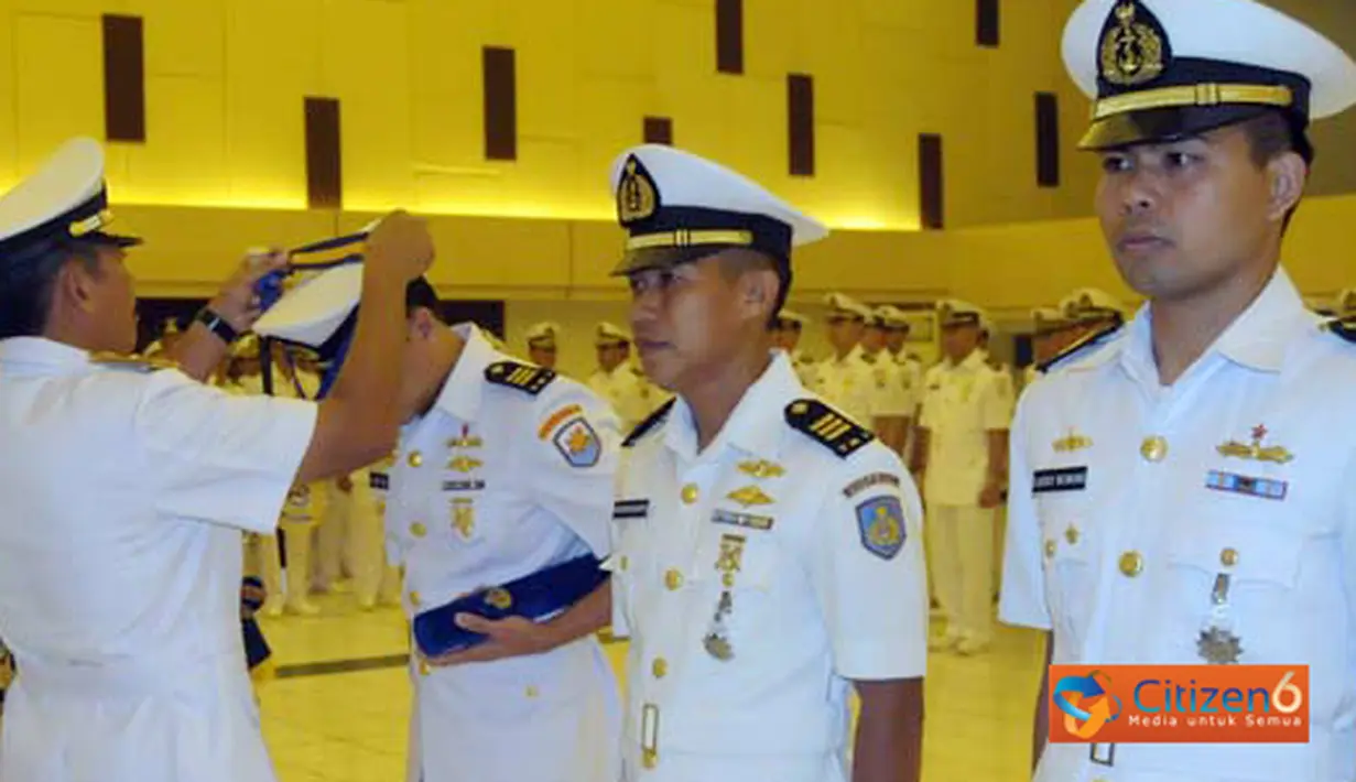 Citizen6, Surabaya: Laksda TNI Djoko Teguh Wahojo memimpin penutupan Pendidikan Lanjutan Perwira angkatan ke-19, Aplikasi Diklapa dan Dikmatra TNI AL 2012 di Gedung Moeljadi, Kesatrian Bumimoro, Rabu (20/6). (Pengirim: Kobangdikal).